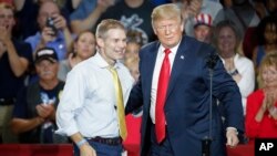 Bivši predsjednik Donald Truampa sa kongresmenom iz Jimom Jordanom (Foto: AP/John Minchillo)