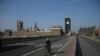 Jembatan Westminster dengan latar belakang Gedung Parlemen Inggris, terlihat lenggang saat merebaknya pandemi corona di pusat kota London, Inggris, 9 April 2020. (Foto: dok).