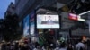 Wananchi wa Hong Kong wakimuangalia Mtendaji Mkuu wa serikali ya Hong Kong Carrie Lam akitangaza kuondoa muswada wenye utata bungeni Hong Kong, Jumatano, Sept. 4, 2019. 