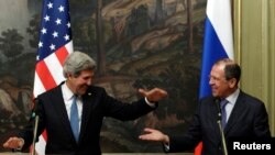 Menlu Rusia Sergei Lavrov (kanan) dan Menlu AS John Kerry dalam konferensi pers bersama seusai rapat di Moskow (7/5). 