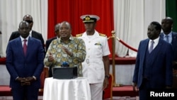 Rais wa zamani Uhuru Kenyatta, akiwa na aliyekuwa Makamu wa Rais William Ruto na kiongozi wa upinzani Raila Odinga wakati akizindua ripoti maalum kwa ajili ya kutafuta ufumbuzi wa ghasia zinazojirejea za uchaguzi Novemba 2019. 