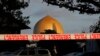 Seorang polisi berjaga di depan Masjid Al Noor, setelah penembakan fatal yang menewaskan puluhan jemaah pada Jumat (15/3), di Christchurch, Selandia Baru, 17 Maret 2019.(Foto: AP)