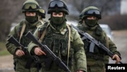Солдати без розпізнавальних знаків, які захоплювали Кримський півострів, стали символом "гібридних" конфкліктів, в якій межі між війною і миром розмиті