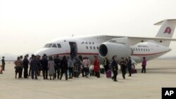 지난 2017년 3월 북한 평양 순안공항에 착륙한 고려항공 여객기에서 승객들이 내리고 있다. (자료사진)