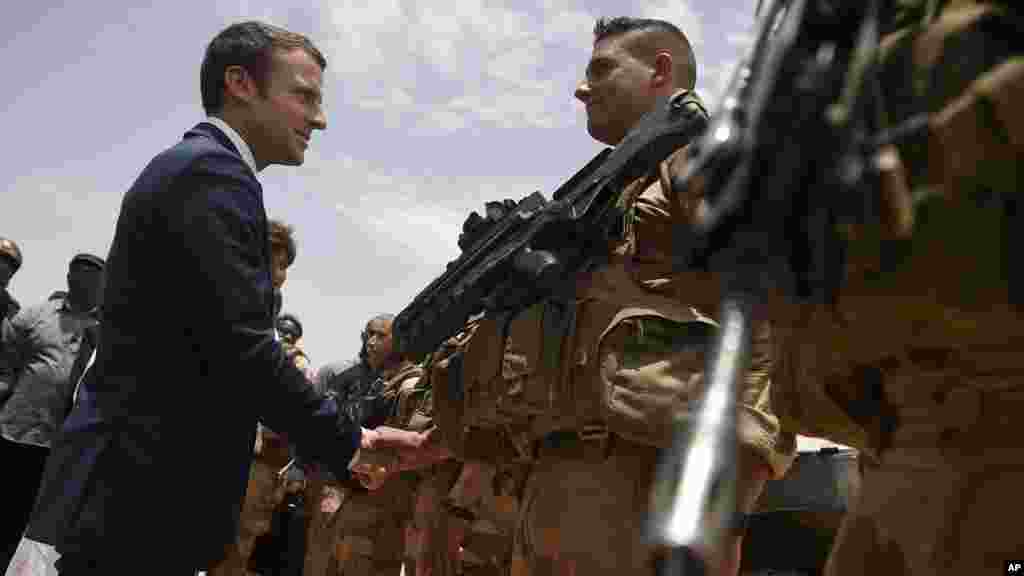 Le président français, Emmanuel Macron, visite les soldats de l&#39;opération Barkhane, la plus grande opération militaire française hors de France, à Gao, dans le nord du Mali, le 19 mai 2017.