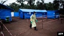 Seorang petugas kesehatan berjalan di unit karantina Ebola di Muma, DRC (foto: ilustrasi). 