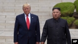 도널드 트럼프 미국 대통령과 김정은 북한 국무위원장이 지난 6월 판문점에서 만났다.