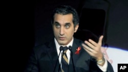 Satiris Mesir, Bassem Youssef, sering mengolok-olok tokoh masyarakat dalam acara televisi mingguannya (foto: dok). 