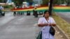 Una mujer camina frente a la cabecera de una manifestación contra el gobierno, que apenas se está dando cita en Santa Cruz de la Sierra, Bolivia, el 2 de enero de 2023.
