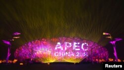 Sebuah layar menampilkan logo APEC di Stadion Nasional Beijing dalam latihan persiapan menyambut KTT APEC di Beijing (4/11/2014). 