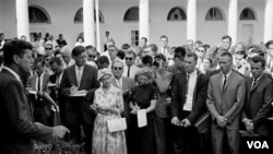 Presiden John F.Kennedy (kiri) saat melepas kepergian angkatan pertama Peace Corps pada tahun 1961 di Gedung Putih (foto: dok).