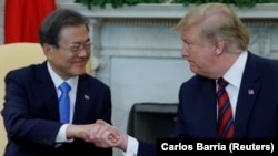 Presiden AS Donald Trump bertemu Presiden Korea Selatan Moon Jae-in (kiri) di Gedung Putih hari Kamis (11/4).