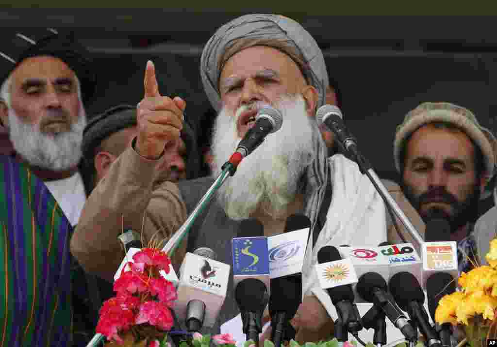 Kandidat presiden Abdul Rasoul Sayyaf berbicara pada para pendukung dalam sebuah kampanye di Kandahar (31/3). (AP/Allauddin Khan)