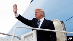 Presiden Amerika Serikat Donald Trump melambaikan tangannya sebelum memasuki pesawat Kepresidenan Air Force One di Pangkalan Udara militer Andrews, Maryland, 4 Mei 2017. (AP Photo/Pablo Martinez Monsivais)