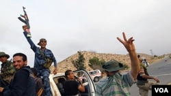 Pasukan pemberontak Libya bergembira setelah merebut Bir Ayyad, dekat kota Zintan (3/6). Pemberontak Libya menyambut baik penggunaan helikopter-helikopter NATO untuk menyerang sasaran pasukan pro-Gaddafi.