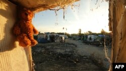 Un ours en peluche laissé par des migrants au camp de fortune démantelé à Calais, dans le nord de France, 28 octobre 2016.