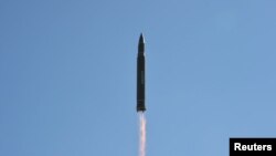 북한이 지난 4일 대륙간탄도미사일(ICBM) 화성-14 발사에 성공했다고 발표했다. 사진은 발사되는 화성-14.