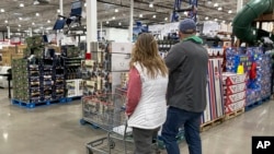 Kupci u skladištu Costco, 25. februara 2024. u Sheridanu, Colo. Trumpova administracija će 1. februara 2025. implementirati carine od 25% na meksičku i kanadsku robu i carinu od 10% na sav kineski uvoz.