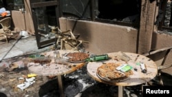La terrasse du restaurant Cappuccino après l'attaque terroriste de Ouagadougou, au Burkina Faso, le 18 janvier 2016.