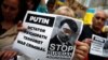 Sebuah poster terlihat ketika warga melakukan protes antiperang, setelah Rusia melancarkan operasi militer besar-besaran terhadap Ukraina, di Lisbon, Portugal, 27 Februari 2022. (Foto: REUTERS/Pedro Nunes)