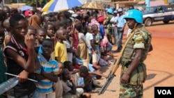 Un soldat onusien de la Minusca devant la foule, Bangui, 29 novembre 2015 (VOA/C. Stein).