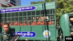 យុវជន​គង់​ រ៉ៃយ៉ា (កំពុងលើកដៃ)​ ស្ថិត​ក្នុង​រថយន្ត​ដឹក​អ្នកទោស​ពី​ពន្ធនាគារ​ព្រៃស មក​កាន់​សាលាដំបូង​រាជធានី​ភ្នំពេញ​ ថ្ងៃទី​២៦ ខែ​វិច្ឆិកា​ ឆ្នាំ​២០១៩។ (ហ៊ុល រស្មី/VOA)