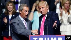 Politisi Inggris pro-Brexit Nigel Farage (kiri) berbicara dalam kampanye Donald Trump di Jackson, Mississippi, Agustus 2016. (AP/Gerald Herbert)