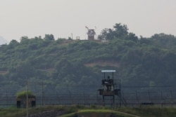 16일 한국에서 파주에서 바라본 비무장지대 남측 초소와 멀리 보이는 북측 초소.