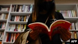 Seorang perempuan sedang membaca buku di toko buku "Causeway Bay Books" yang didirikan oleh penjual buku pembangkang asal Hong Kong di Taipei, Hong Kong, 28 Mei 2020. 