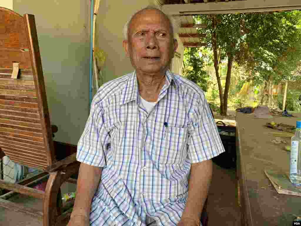 លោក​ មាស មុត​ អតីត​មេបញ្ជាការ​កងទ័ព​ជើង​ទឹក​របស់​របប​ខ្មែរក្រហម​ ដែល​រឿងក្តី​របស់​លោកកំពុង​បន្តទៅមុខ​ទាំង​ភាព​មិន​ច្បាស់​លាស់​​នៅសាលាក្តី​ខ្មែរក្រហម​ អង្គុយនៅក្នុង​​​គេហដ្ឋាន​របស់​​លោក​នៅស្រុក​សំឡូត ខេត្តបាត់​ដំបង ថ្ងៃ​ទី​១៦ ខែ​ធ្នូ​ ឆ្នាំ​២០១៩​។ (សុខ ខេមរា/VOA)​