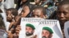 Des jeunes brandissent le portrait du colonel Assimi Goita avant sa prestation de serment à Bamako le 7 juin 2021.