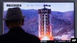Televisi di stasiun kereta api di Seoul, Korea Utara, menayangkan siaran berita tentang peluncuran misil Korea Utara (28/4).