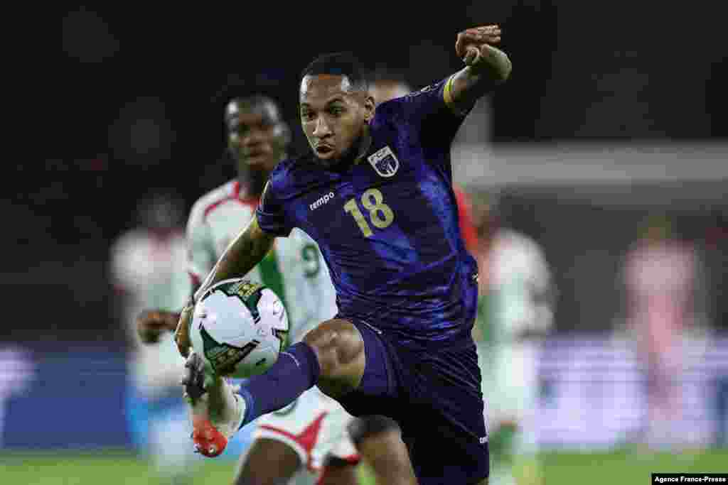 Cape Verde&#39;s midfielder Kenny Rocha Santos controls the ball during the match between Cape Verde and Burkina Faso.