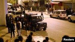 La police anti-émeute barre la route aux protestataires lors d'une manifestation à Al-Hoceima, Maroc, 1er juin 2017. 
