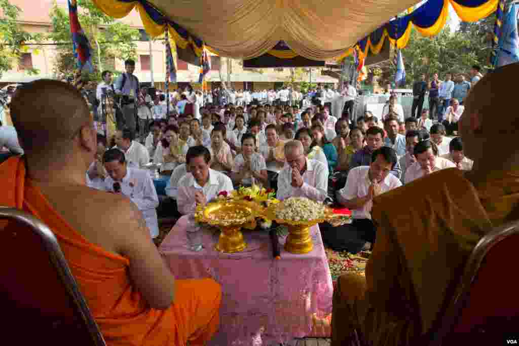 ក្រុម​តំណាងរាស្រ្ត និង​អ្នក​គាំទ្រ​នៃ​គណបក្ស​សង្រ្គោះជាតិ​ប្រារព្ធ​ពិធី​បង្សុកូល​នៅ​ស្តូប​វិញ្ញាណកន្ធ​ ដើម្បី​រំឭក​វិញ្ញាណកន្ធ​នៃ​អ្នក​ដែល​ស្លាប់​នៅ​ព្រឹត្តិការណ៍​ដោយ​ការ​គប់​គ្រាប់​បែក​ កាលពី​ឆ្នាំ១៩៩៧ នៅ​សួនច្បារ​វត្តបុទុមវត្តី​ រាជធានី​ភ្នំពេញ កាលពី​ថ្ងៃពុធ ទី៣០ ខែមីនា ឆ្នាំ២០១៦។ (ឡេង ឡែន/VOA)&nbsp;
