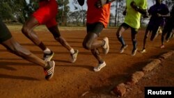 Les athlètes en plein entrainement tôt le matin sur le terrain de sport de l'Université de Eldoret, ouest du Kenya, 21 mars 2016. REUTERS / Siegfried Modola 