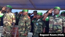 Les éléments de la MISCA, la force de l’Union africaine en Centrafrique, lors de la cérémonie leur rendant hommage le 13 septembre 2014 au camp Mpoko de Bangui. (VOA/Bagassi Koura).