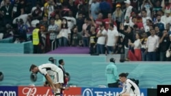 Niclas Fuellkrug de Alemania, izquierda, y Kai Havertz reaccionan al final del partido de fútbol del grupo E de la Copa Mundial entre Costa Rica y Alemania en el estadio Al Bayt en Al Khor, Qatar, el jueves 1 de diciembre de 2022.