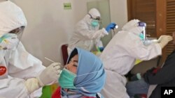 Tes swab di Tangerang, 17 Juli 2020. (Foto: dok).