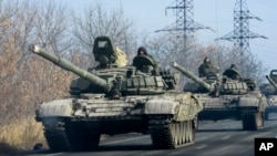 Konvoi separatis pro-Rusia dengan persenjataan berat bergerak menuju Donetsk, Ukraina timur hari Senin (10/11).