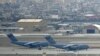 Tentara AS bergerak menuju pesawat Angkatan Udara AS di bandara di Kabul, 30 Agustus 2021. (Aamir QURESHI / AFP)