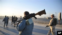 Tentara Afghanistan berpatroli di daerah di mana pembom bunuh diri Taliban menyerang pangkalan udara gabungan NATO-Afghanistan di Provinsi Nangarhar, Afghanistan timur, Minggu. (AP/Nasrullah Khan). 