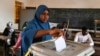 Les Nigériens élisent leur président pour une transition pacifique inédite