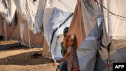 Sederetan tenda yang didirikan untuk warga Palestina yang mencari perlindungan di halaman pusat Badan Bantuan dan Pekerjaan PBB untuk Pengungsi Palestina (UNRWA) di Khan Yunis di Jalur Gaza selatan pada 19 Oktober 2023. (Foto: AFP)