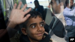 Seorang anak Yaman melambaikan tangan sebelum menaiki pesawat PBB di Bandara Internasional Sanaa, Yaman, 3 Februari 2020. 