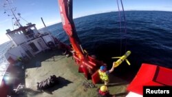 Kru kapal AS VOS Raasay dan Kapal Angkatan Laut Kerajaan Ingris Ocean Gliders ikut dalam latihan bersama dalam peluncuran "Unmanned Warrior", di perairan lepas pantai Scotlandia 8, Oktober 2016. "Unmanned warrior ini merupakan drone laut yang mrip dengan drone yang dirampas oleh China di Laut China Selatan.