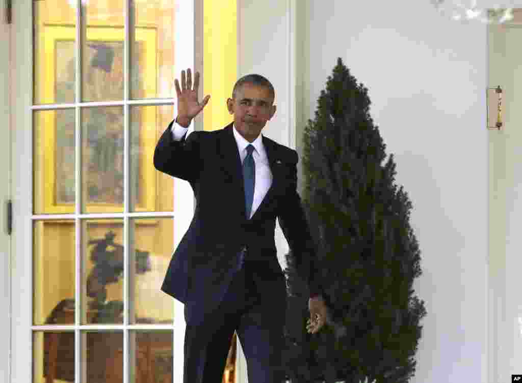 Le président Barack Obama salue la foule alors qu&#39;il quitte le bureau Oval à la Maison Blanche à Washington, le 20 janvier 2017.