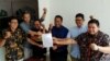 Perwakilan sejumlah elemen masyarakat di Surabaya menunjukkan surat penolakan remisi pembunuh jurnalis, yang ditujukan kepada Presiden Joko Widodo (Foto:VOA/Petrus Riski).