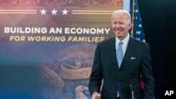 Presiden Joe Biden tiba untuk pertemuan dengan para pemimpin bisnis dan serikat pekerja di Gedung Putih hari Jumat, 18 November 2022.