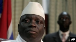 Le président gambien Yahya Jammeh tient une conférence de presse après sa réélection, à Banjul, Gambie, 23 septembre 2006